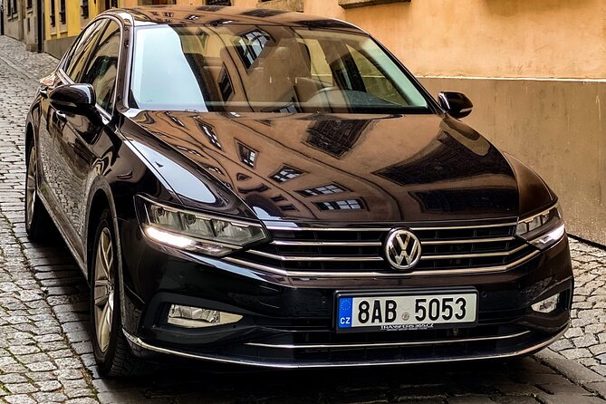 Private ARRIVAL Transfer by LIMOUSINE 3+1pax - What the limousine means for three people