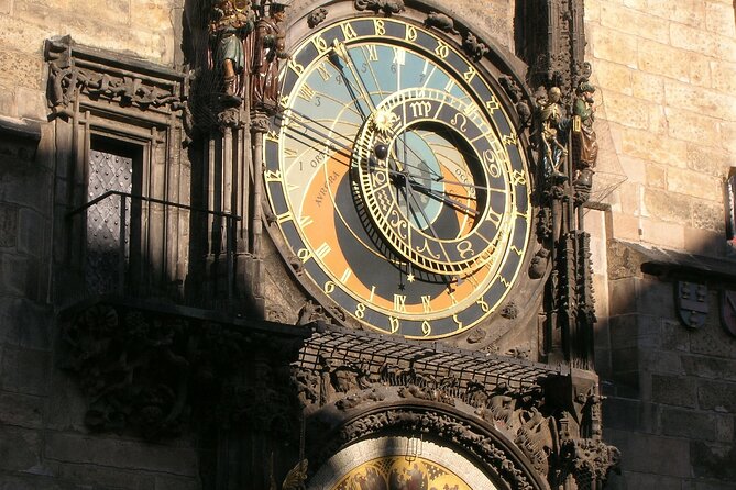 Private Prague City Highlights Tour with a Stop at a Czech Cafe - Reaching Prague Castle by foot or tram