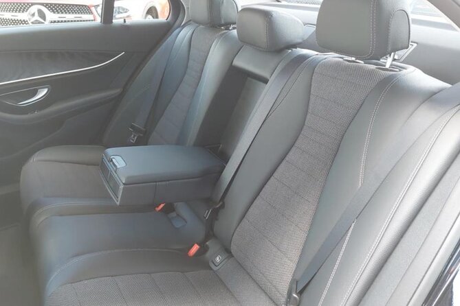 Private Transfer from Prague Airport to Prague City Hotels 1 - 3 pax - Small extras that make the first hour easier