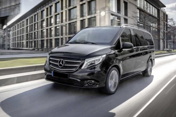 Private Transfer from Prague Airport to Prague City Hotels 1 - 3 pax - Finding the driver after passport control