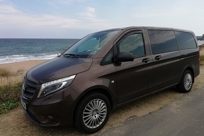 Private Transfer from Prague Airport to Prague City Hotels 1 - 7 pax - The ride into Prague, from airport curb to hotel door