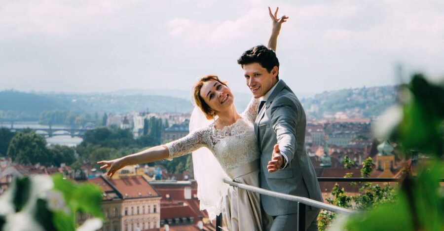 Professional photoshoot in Prague - 1 hour, 30 or 15 min - Choosing between Charles Bridge and Old Town Square