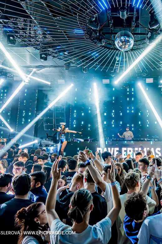 Pub Crawl with Shots and Night Club I Prague - How the guides affect the experience