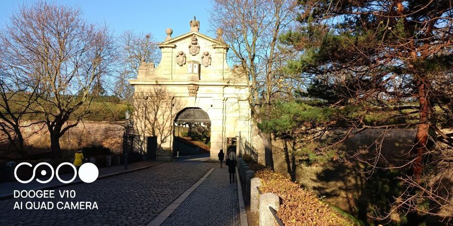 Real life in Prague - Easy Walk from Vysehrad to Vyton - Tea, pastry, and a friendly pause