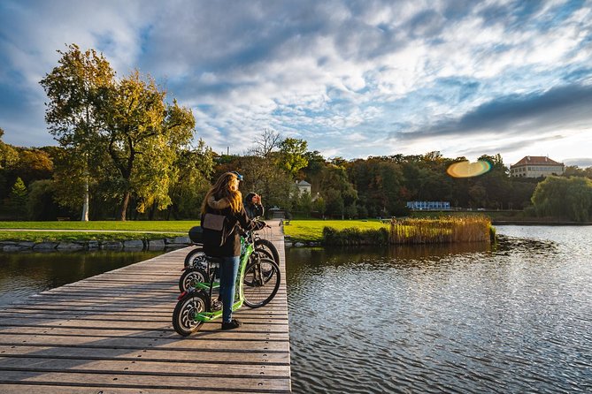 Rent your E-Scooter Hugo Bike in Prague! - Who will enjoy this ride most