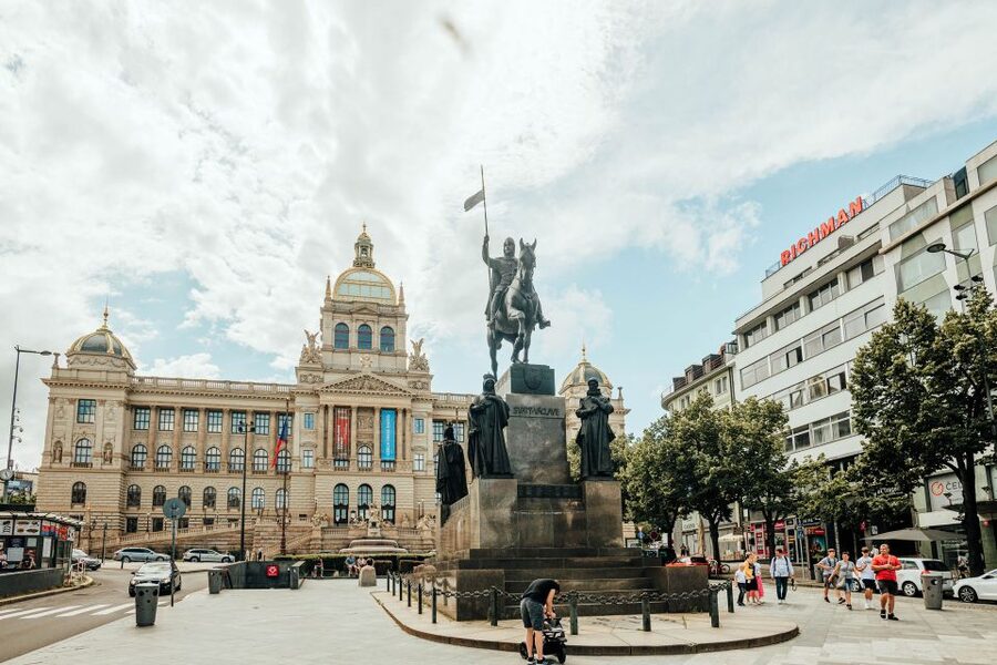 Walking tour of Prague in French : Nové Město - Ovocný Market and the House of the Black Madonna
