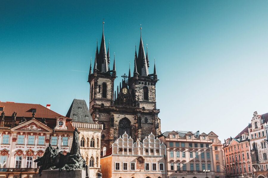 Walking tour of Prague in french: Old Town & Charles Bridge - Old Town Square and the stories behind the stones