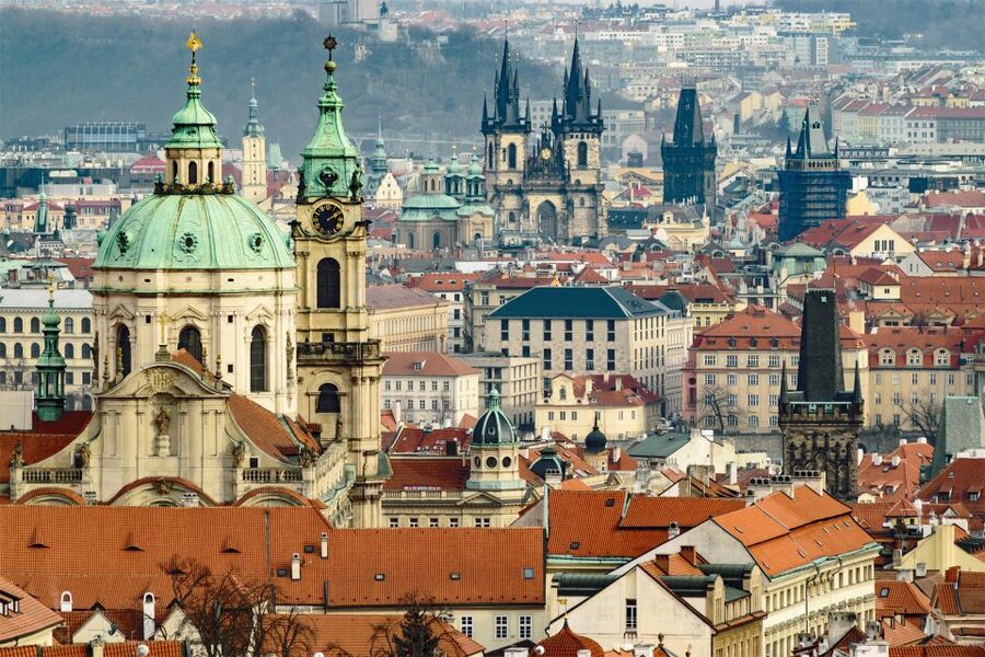 Walking tour of Prague in french: Old Town & Charles Bridge - Starting on Celetná Street and entering Ungelt